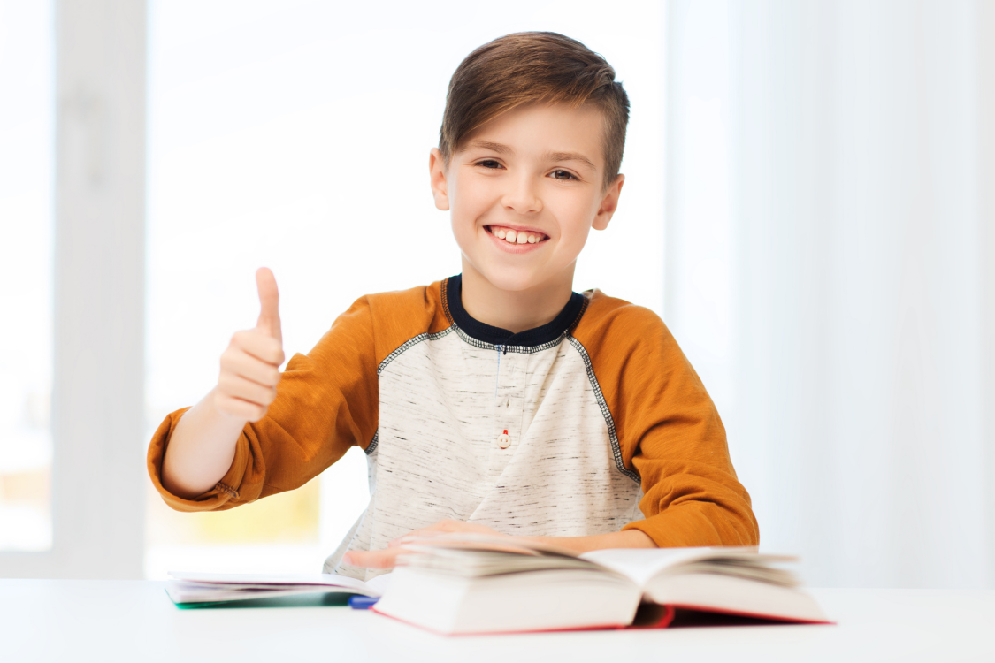 Schüler mit Daumen hoch